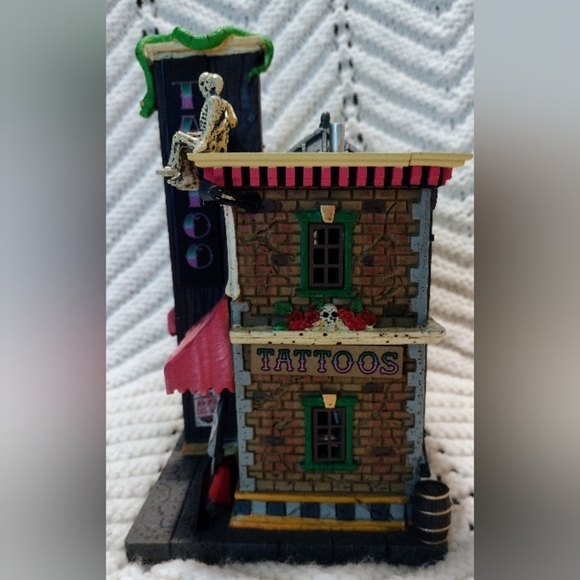 Lemax Spooky Town THE  SKULL AND ROSE TATTOO STUDIO #15751 Lighted Village - Picture 8 of 10
